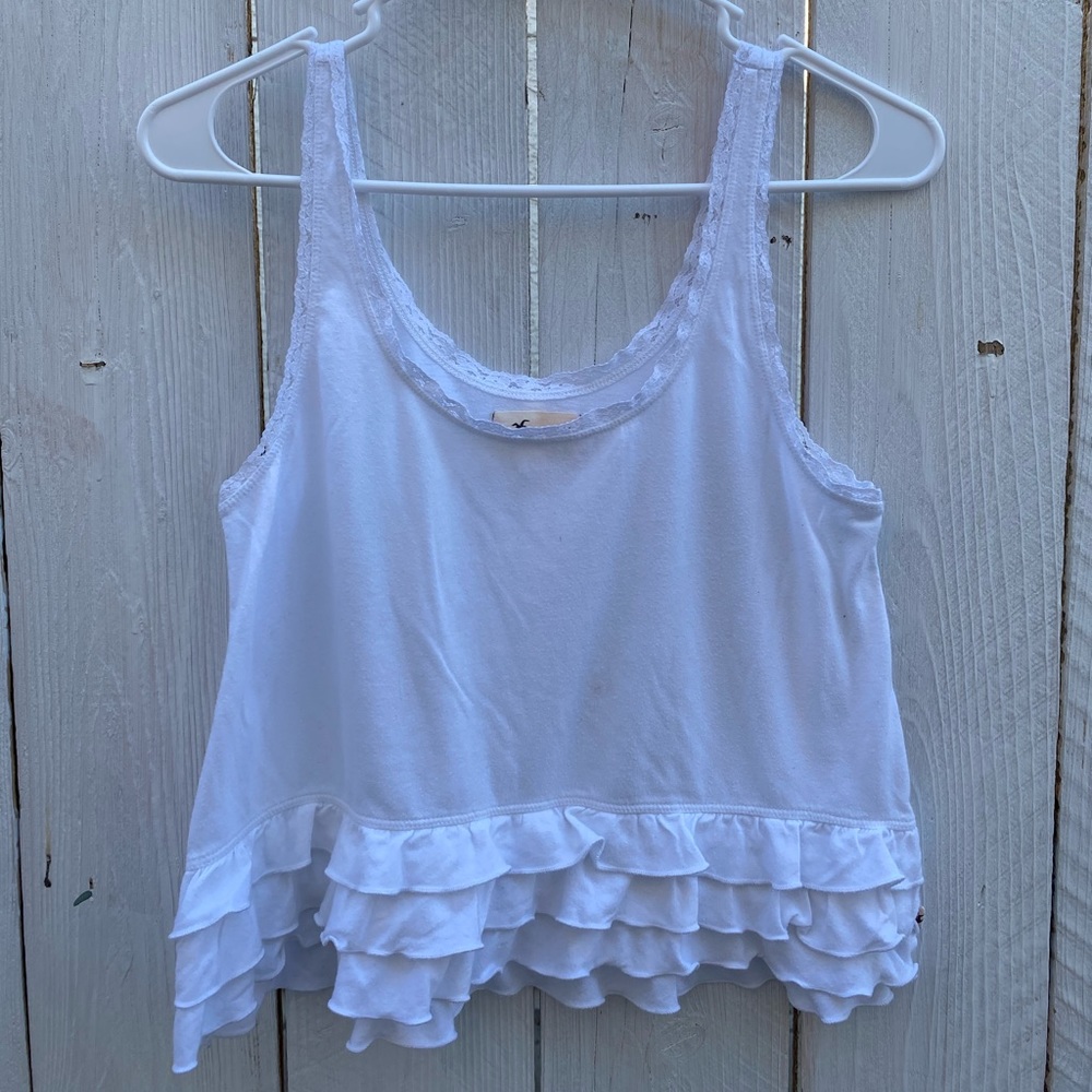 HOLLISTER FLOWY WHITE CROPPED TANK TOP W/ RUFFLES